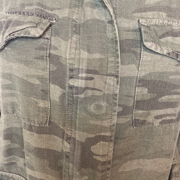 Sanctuary Camouflage Lightweight Jacket Size XS w/ Distressed Bottom in EUC - Picture 2 of 7